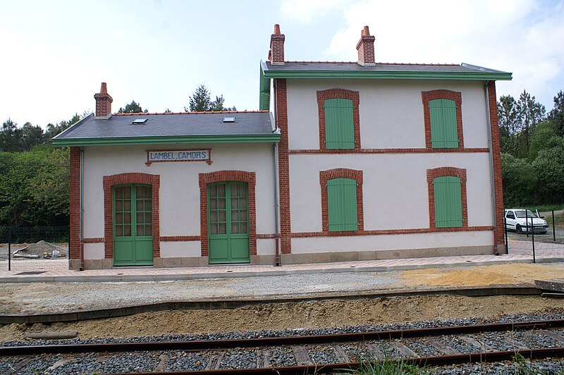 File:Gare-Lambel-Camors-BV-voie-2010.jpg