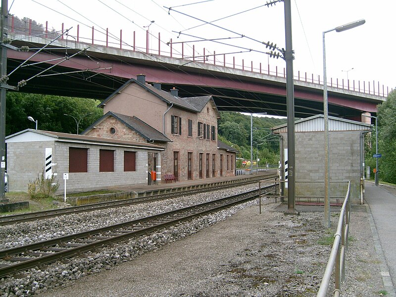 File:Colmar Berg railway station 01 Luxembourg.jpg