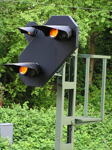 File:Vorsignal H-V Halt erwarten.jpg