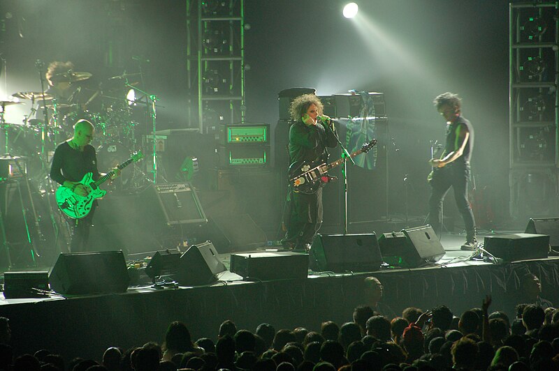 File:The Cure Live in Singapore 2- 1st August 2007.jpg