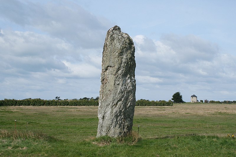 File:Belle-Ile menhir Jean.jpg