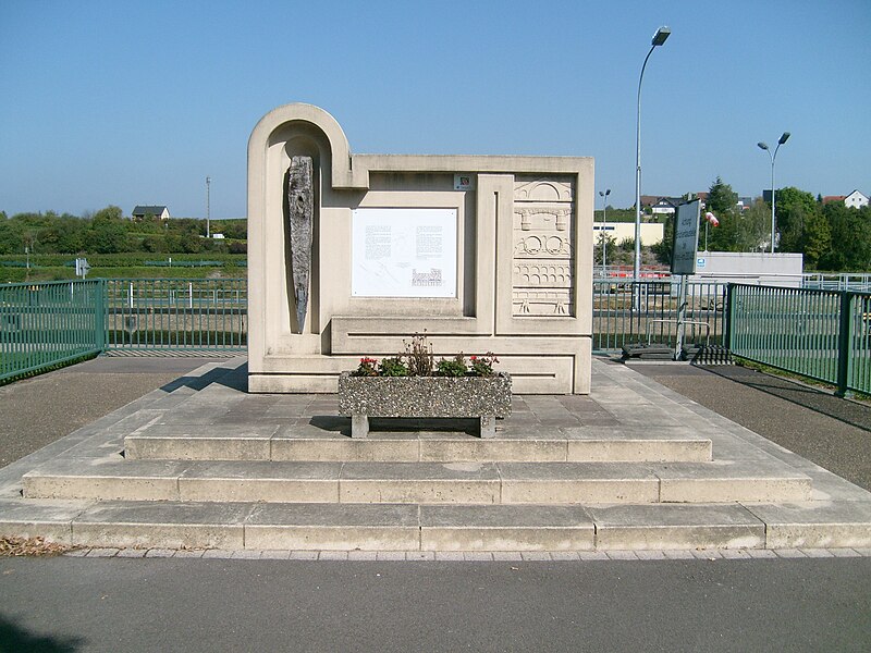 File:Roman bridge monument 01 Stadtbredimus Luxembourg.jpg