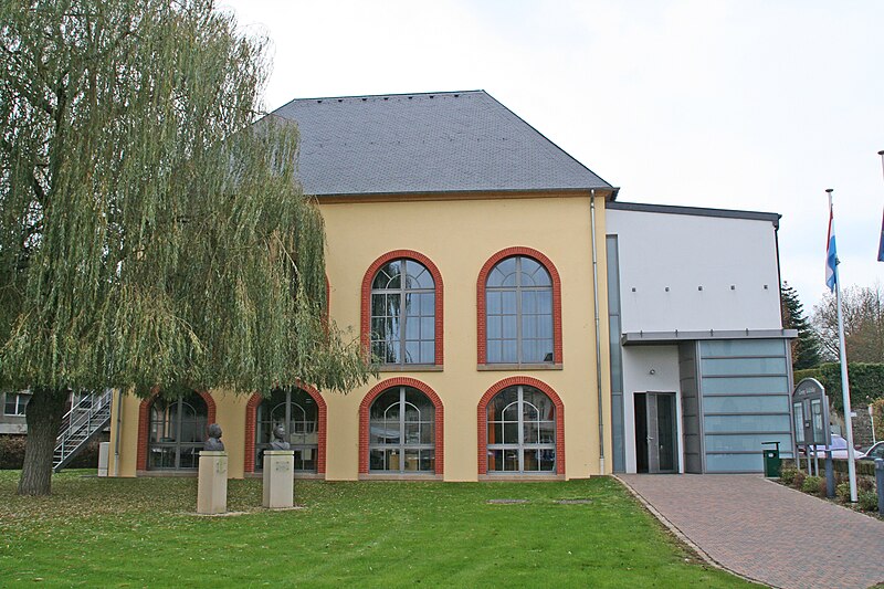 File:Town hall Waldbillig (Luxembourg).jpg