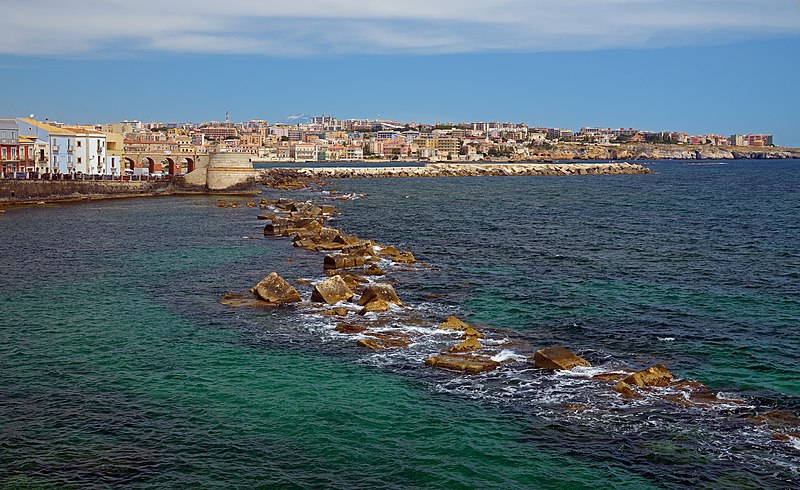 File:View of Syracuse and Mount Etna from Lungomare Di Levante Ortigia. Sicily, Italy.jpg