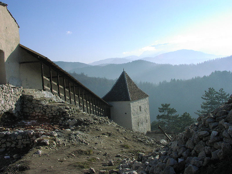 File:Rasnov Fortress 01.jpg