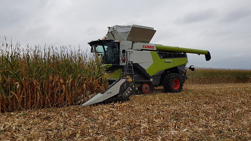 File:LEXION 8700 in corn.jpg