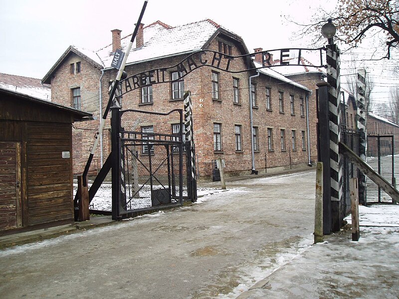 File:Arbeit macht frei sign, main gate of the Auschwitz I concentration camp, Poland - 20051127.jpg