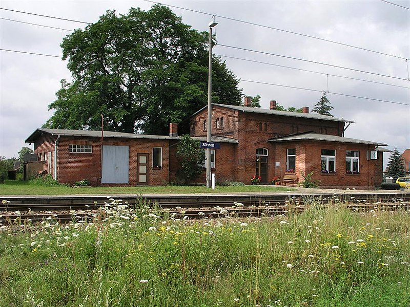 File:Sülstorf Bahnhof.jpg