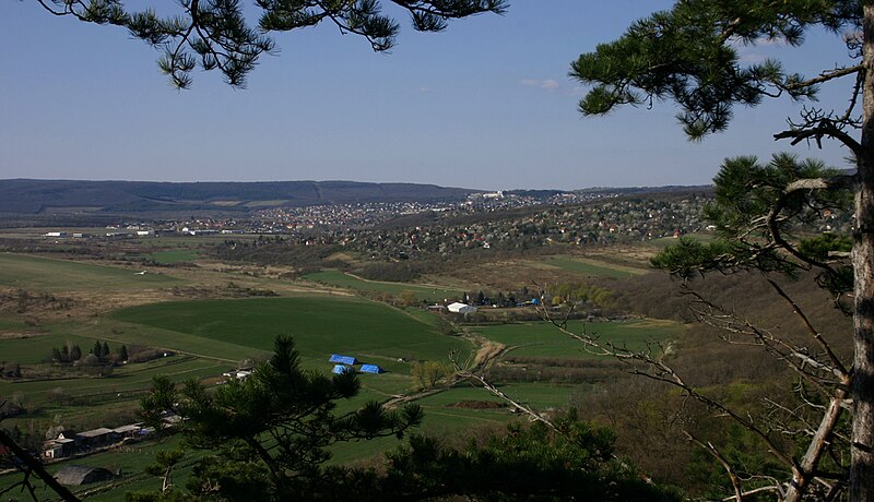 File:Budakeszi-medence.jpg