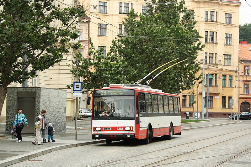 File:Brno, Joštova, zastávka Komenského nám., Škoda 14TrR č. 3268 (01).jpg