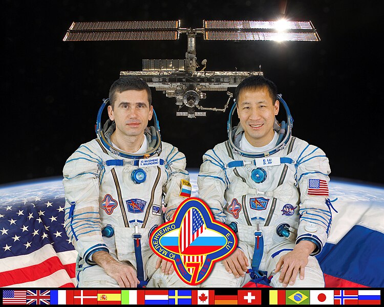 File:ISS Expedition 7 crew.jpg