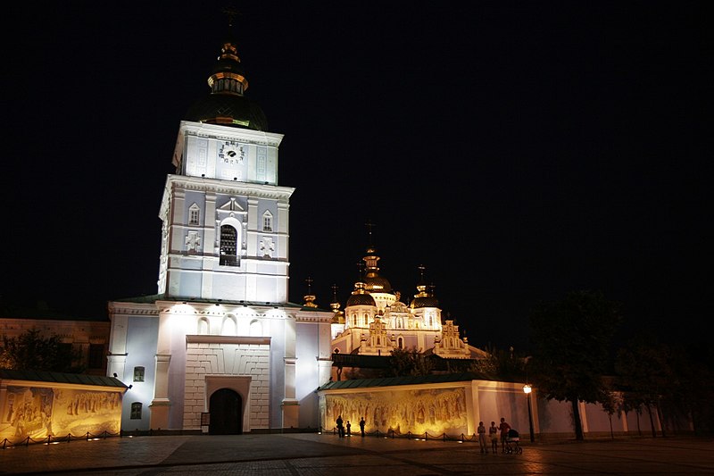 File:Floodlit Mykhailivskyy Cathedral.jpg