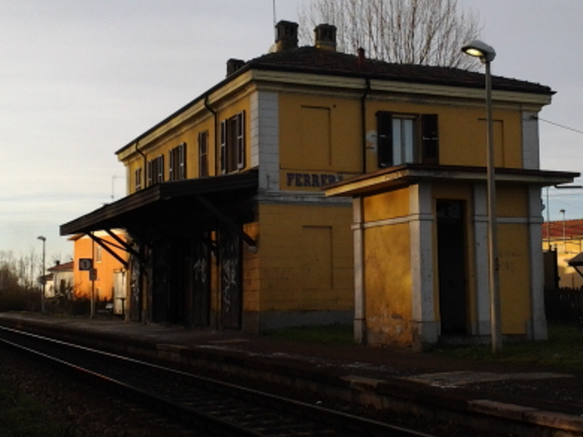 File:Stazione di Ferrera Lomellina.jpg