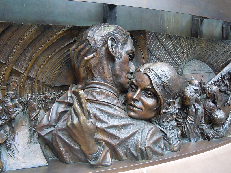 File:The meeting place - Paul-Day - détail du bas relief.jpg