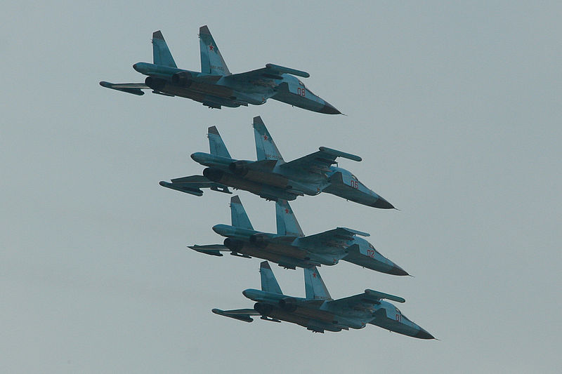 File:Suhkoi Su-34 Fullback formation - Zhukovsky 2012 (8712622901).jpg