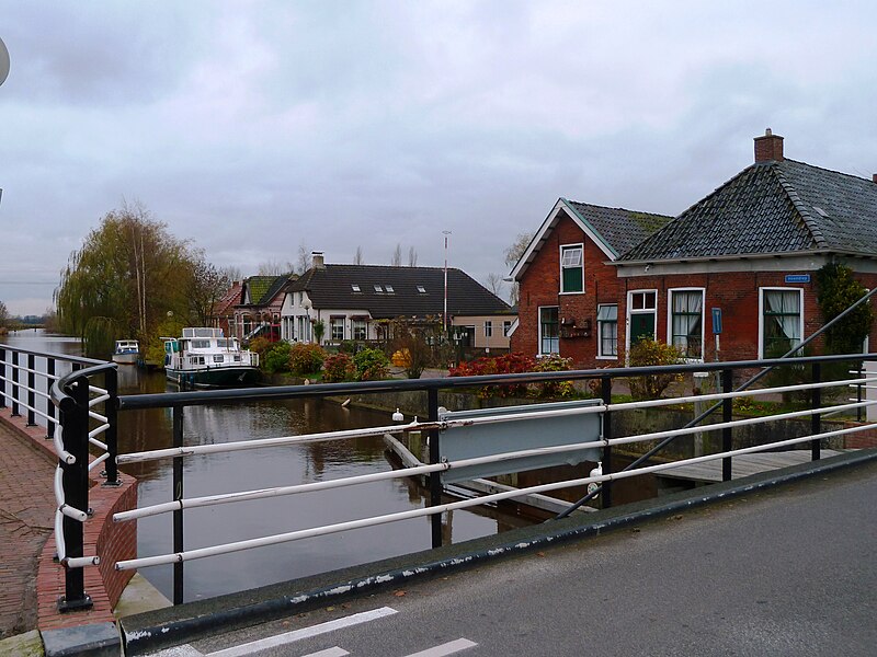 File:Enumatil - gezicht vanaf de brug naar links.jpg