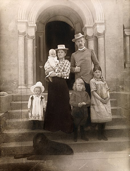 File:Nansen Family 1902.jpg