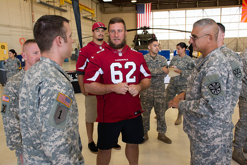 File:Arizona Guard opens hangar doors to Cardinals players 141104-Z-LW032-744.jpg