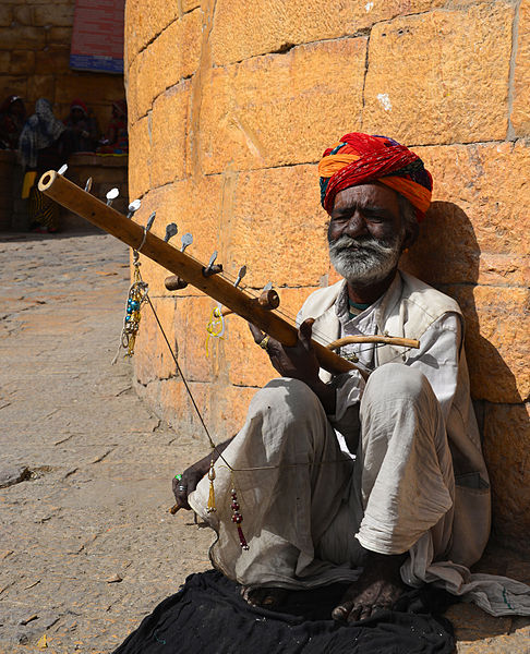 File:Man playing Ravanahatha in India.jpg