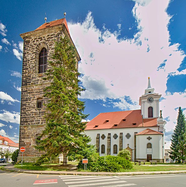 File:Český Brod kostel a zvonice-2.jpg