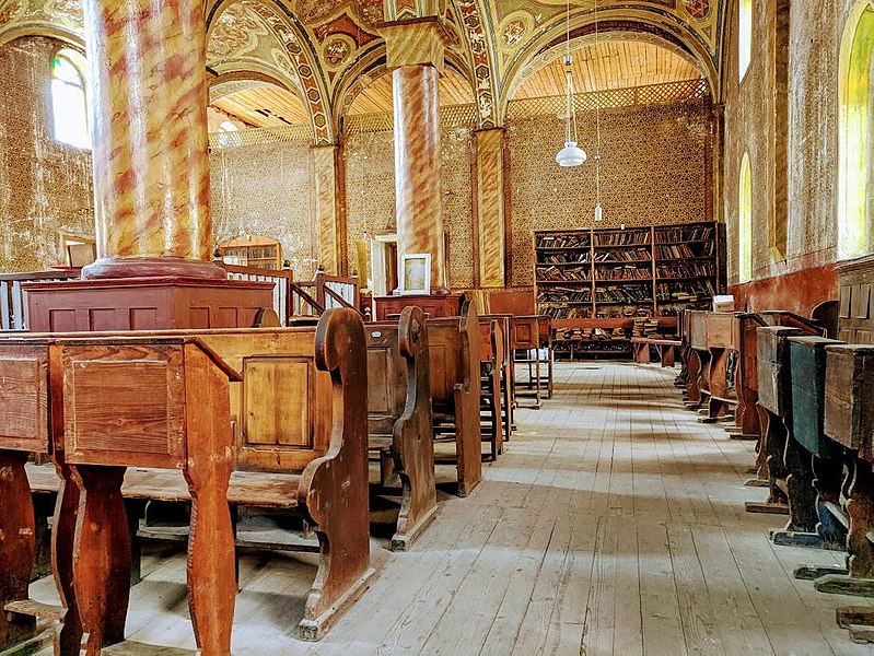 File:Synagogue in Khust - interior 02.jpg