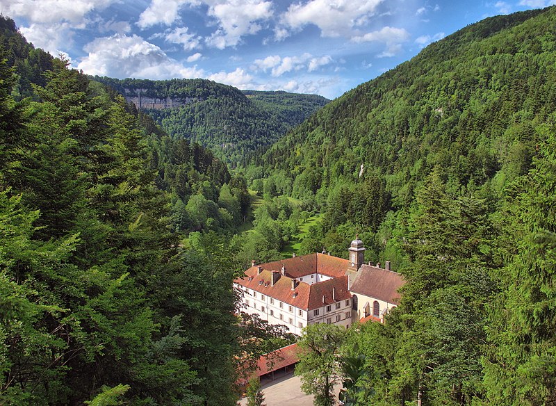 File:Val de Consolation, le monastère.jpg