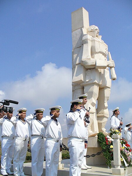 File:Ushakov Monument Kaliakra.jpg