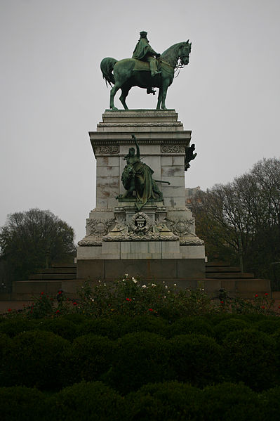 File:Ettore Ximenes Giuseppe Garibaldi Largo Cairoli (MIlano) basamento di Augusto Guidini (1889-1894).jpg