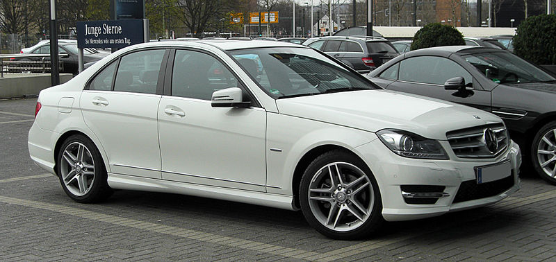 File:Mercedes-Benz C 220 CDI BlueEFFICIENCY Avantgarde Sport-Paket AMG (W 204, Facelift) – Frontansicht, 26. März 2011, Düsseldorf.jpg