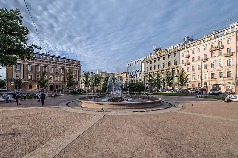 File:Manezhnaya Square SPB 01.jpg