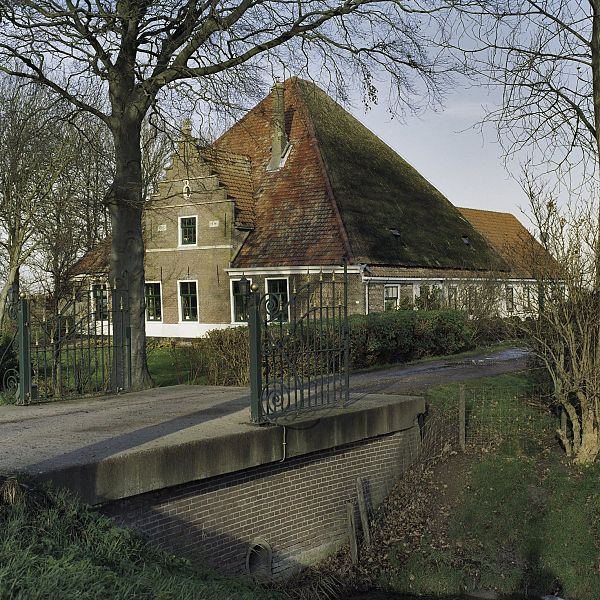 File:Ingangshek naar boerderij met uitgebouwde koestal - Stompetoren - 20397453 - RCE.jpg