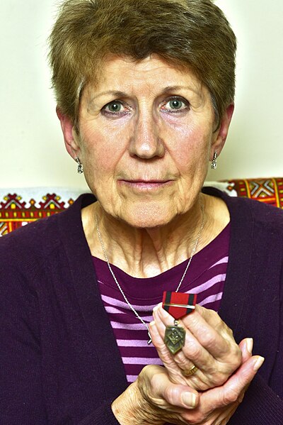 File:Marta Brown with father's medal, 2017.jpg