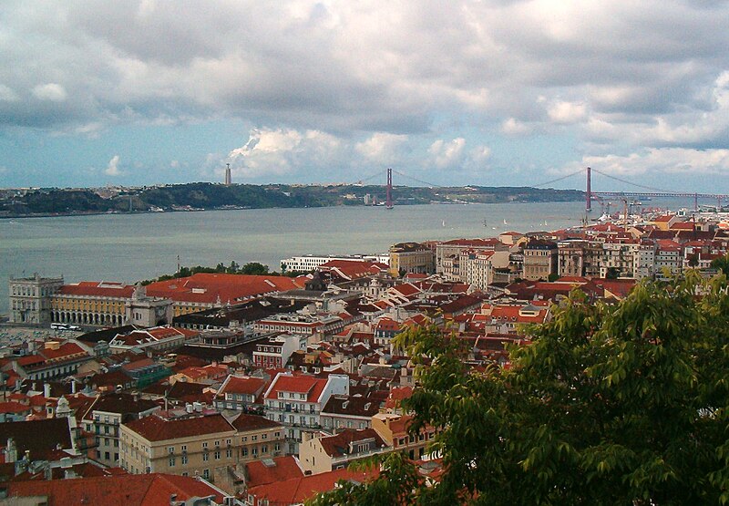 File:Lisboa, Vista sobre a Baixa e Tejo.jpg