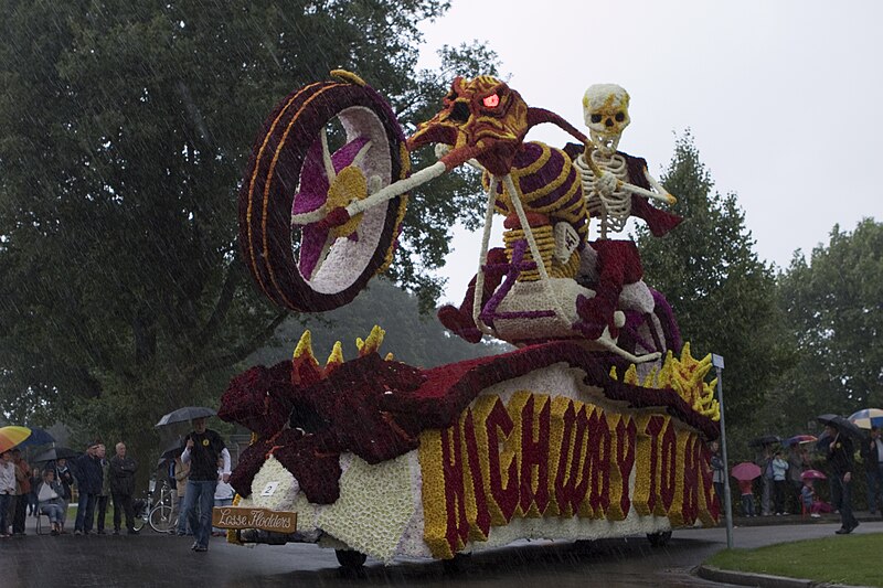 File:Bloemencorso Beltrum skelet met motorfiets.jpg