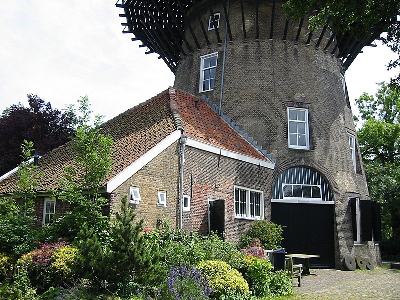 File:Close-up van ronde stenen stellingmolen met aanbouw - AMR Molenfoto - 20540486 - RCE.jpg