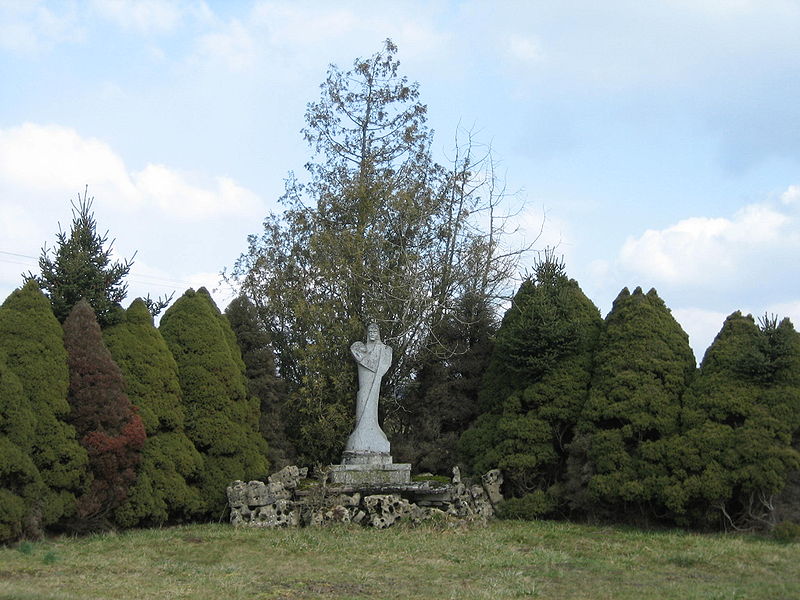 File:Bayecourt-statue.jpg