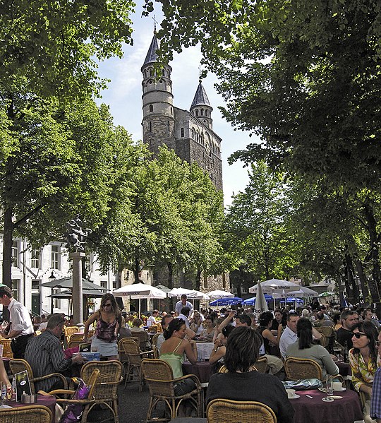 File:Maastricht platz vor liebfrauenkirche.jpg