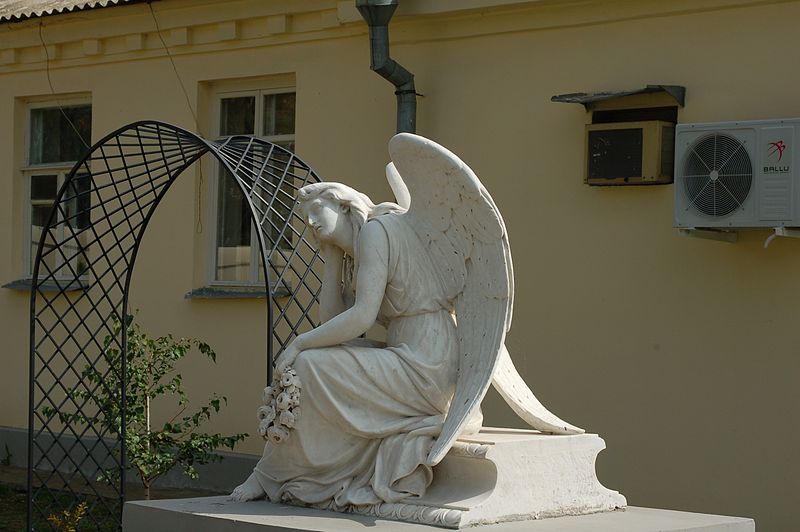 File:Angel monument Taganrog Museum of Art.jpg