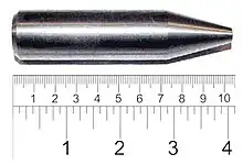  Glansende metaalsilinder met 'n skerp punt. Die algehele lengte is 9 cm met 'n diameter van ongeveer 2 cm.