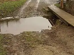 'n Drif, met 'n voetgangerbrug, op 'n afgeleë pad naby Weimar bei Kassel in Duitsland.