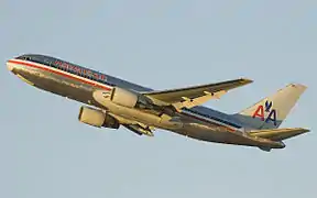 'n American Airlines 767-200ER styg op by Los Angeles Internasionale Lughawe