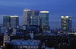 Die stadsilhoeët van Canary Wharf, soos gesien vanuit die weste.