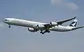 'n A340-600 van Cathay Pacific land op Lughawe Londen-Heathrow in 2007