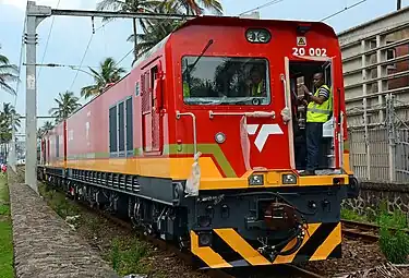 'n Splinternuwe elektriese lokomotief, die Suid-Afrikaanse Klas 20E tussen Die Punt en Umbilo, Durban, November 2013.