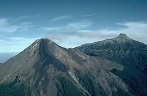 Volcán de Colima (links) en Nevado de Colima.