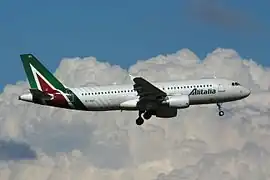 Alitalia Airbus A320-200 hier in die spesiale kleure van Alitalia.com