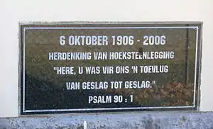 'n Gedenksteen teen die kerkgebou van die Gereformeerde kerkgebou.