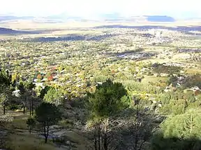 Foto van Ficksburg geneem vanaf Imperaniberg. Die Caledonrivier en Lesotho kan langs Ficksburg gesien word, met die Malutiberge in die agtergrond.