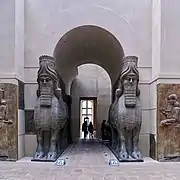 Bulle met vlerke en menslike koppe uit Sargon II se paleis in Dur-Sharrukin (Louvre).