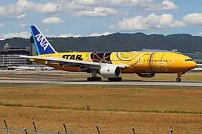 Boeing 777-200ER in Star Wars C-3PO kleur